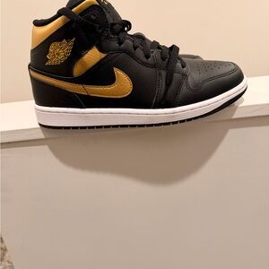 Jordan Men's Black and Yellow Sneakers